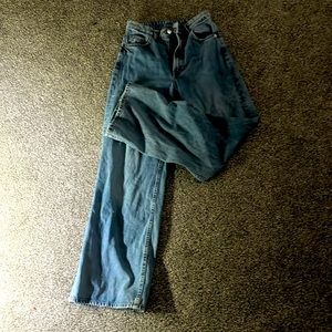 I’m selling some barely worn h&m jeans, these jeans are a great material.